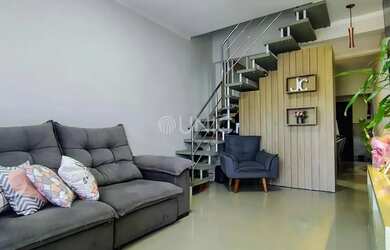 Imagem: A casa possui 3 Dormitórios, 3 Banheiros, 2 Vagas na garagem