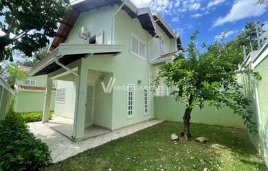 Imagem: A casa possui 4 Dormitórios, 3 Banheiros, 5 Vagas na garagem