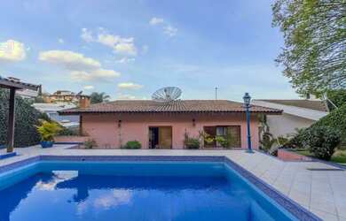 Imagem: A casa possui 4 Dormitórios, 5 Banheiros, 522m² de Área e