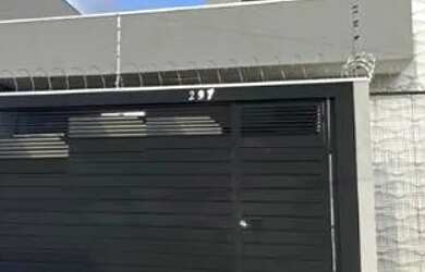 Imagem: A casa possui 2 Dormitórios, 2 Banheiros, 2 Vagas na garagem