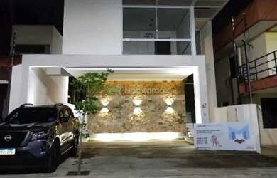 Imagem: A casa possui 3 Dormitórios, 5 Banheiros, 5 Vagas na garagem