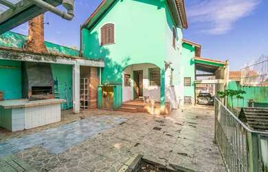 Imagem: A casa possui 5 Dormitórios, 3 Banheiros, 5 Vagas na garagem