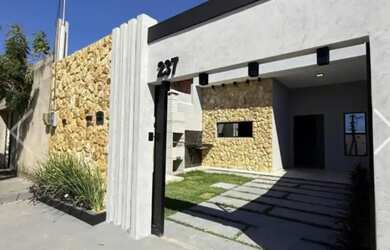 Imagem: A casa possui 3 Dormitórios, 2 Banheiros, 2 Vagas na garagem