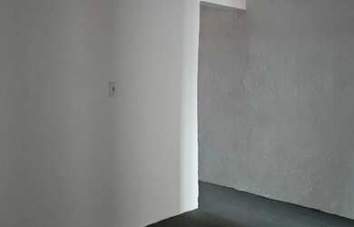 Imagem: A casa possui 2 Dormitórios, 2 Banheiros e Varanda e está