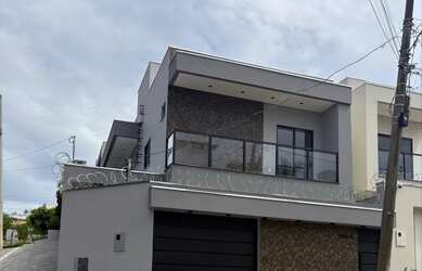 Imagem: A casa possui 4 Dormitórios, 4 Banheiros, 2 Vagas na garagem