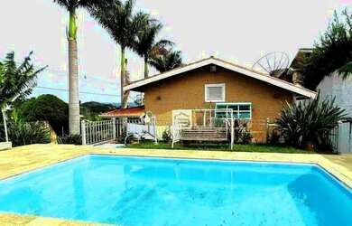 Imagem: A casa possui 4 Dormitórios, 4 Banheiros, 4 Vagas na garagem