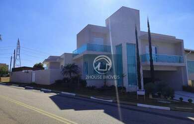 Imagem: A casa possui 4 Dormitórios, 5 Banheiros, 4 Vagas na garagem