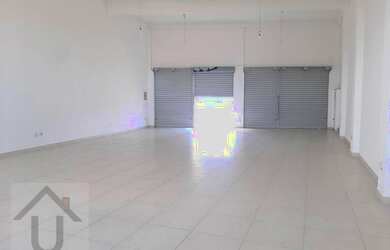 Imagem: O depósito possui 4 Vagas na garagem e 180m² de Área e está