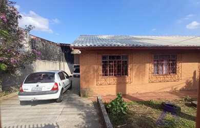 Imagem: A casa possui 3 Dormitórios, 1 Banheiro, 3 Vagas na garagem