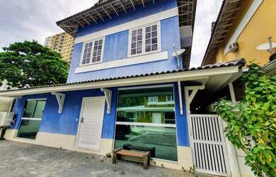 Imagem: A casa em condomínio possui 3 Dormitórios, 3 Banheiros, 400m²