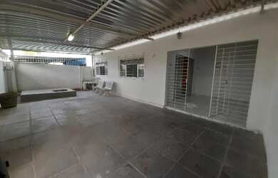 Imagem: A casa possui 3 Dormitórios, 2 Banheiros, 3 Vagas na garagem