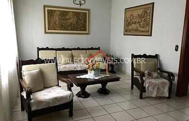 Imagem: A casa possui 3 Dormitórios, 2 Banheiros, 5 Vagas na garagem