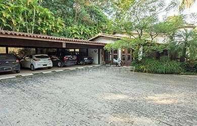 Imagem: A casa em condomínio e possui 5 Dormitórios, Suítes, 5 Banheiros