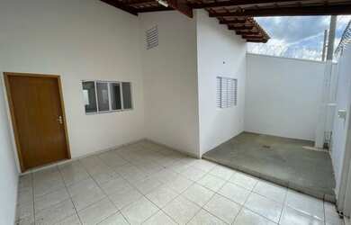 Imagem: A casa possui 3 Dormitórios, 2 Banheiros, 1 Vaga na garagem