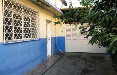 Imagem: A casa possui 3 Dormitórios, 2 Banheiros, 5 Vagas na garagem