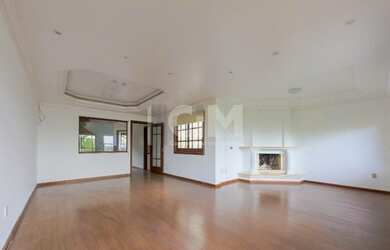 Imagem: A casa possui 4 Dormitórios, 5 Banheiros, 3 Vagas na garagem