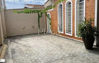 Imagem: A casa possui 3 Dormitórios, 1 Banheiro, 3 Vagas na garagem