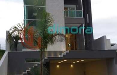 Imagem: A casa possui 4 Dormitórios, 5 Banheiros, 2 Vagas na garagem