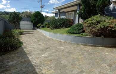 Imagem: A casa possui 5 Dormitórios, 3 Banheiros, 4 Vagas na garagem