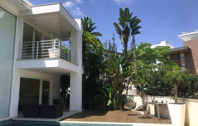 Imagem: A casa em condomínio possui 4 Dormitórios, 5 Banheiros, 5