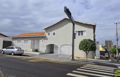 Imagem: A casa possui 2 Dormitórios, 1 Banheiro, 3 Vagas na garagem