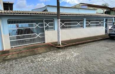 Imagem: A casa possui 2 Dormitórios, 2 Banheiros, 2 Vagas na garagem