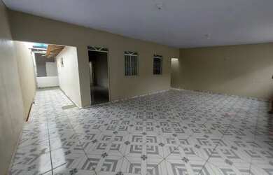 Imagem: A casa possui 3 Dormitórios, 2 Banheiros, 2 Vagas na garagem