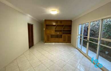 Imagem: A casa possui 4 Dormitórios, 5 Banheiros, 4 Vagas na garagem