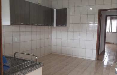 Imagem: A casa possui 4 Dormitórios, 3 Banheiros, 4 Vagas na garagem