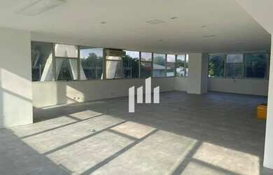 Imagem: O depósito possui 2 Vagas na garagem, 160m² de Área e está