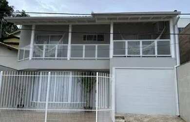 Imagem: A casa possui 3 Dormitórios, 4 Banheiros, 3 Vagas na garagem