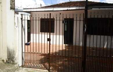 Imagem: A casa possui 2 Dormitórios, 1 Banheiro, 2 Vagas na garagem