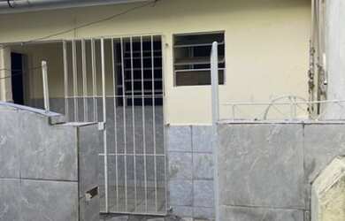 Imagem: A casa possui 1 Dormitório, 1 Banheiro, 1 Vaga na garagem