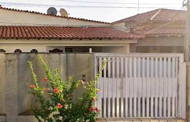 Imagem: A casa possui 1 Dormitório, 1 Banheiro, 1 Vaga na garagem e