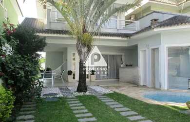 Imagem: A casa em condomínio possui 4 Dormitórios, 5 Banheiros, 3