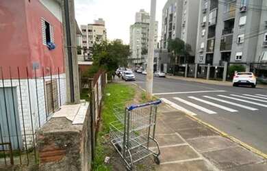 Imagem: O terreno possui 806m² de Área, Imóvel novo e está localizado