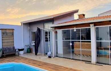 Imagem: A casa possui 3 Dormitórios, 1 Banheiro, 1 Vaga na garagem