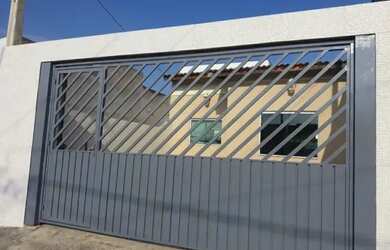 Imagem: A casa possui 2 Dormitórios, 1 Banheiro, 2 Vagas na garagem