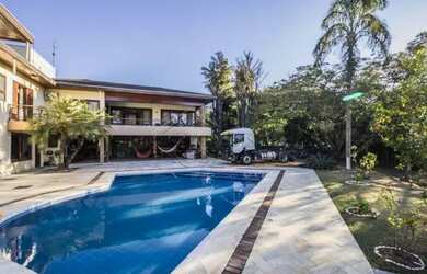 Imagem: A casa em condomínio possui 4 Dormitórios, 5 Banheiros, 5