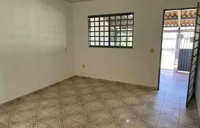 Imagem: A casa possui 3 Dormitórios, 2 Banheiros, 1 Vaga na garagem