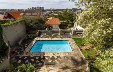 Imagem: A casa possui 4 Dormitórios, 5 Banheiros, 5 Vagas na garagem