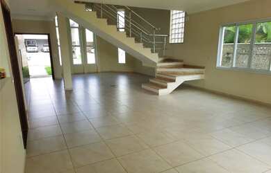 Imagem: A casa possui 4 Dormitórios, 3 Banheiros, 2 Vagas na garagem