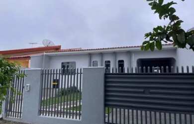 Imagem: A casa possui 4 Dormitórios, 3 Banheiros, 2 Vagas na garagem