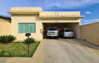 Imagem: A casa em condomínio possui 3 Dormitórios, 2 Banheiros, 4