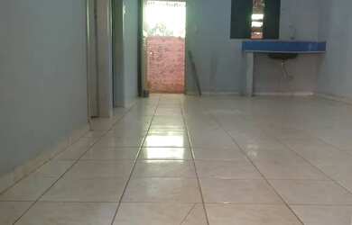 Imagem: A casa possui 2 Dormitórios, 1 Banheiro, 2 Vagas na garagem