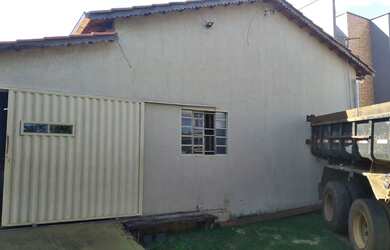 Imagem: A casa possui 3 Dormitórios, 2 Banheiros, 2 Vagas na garagem