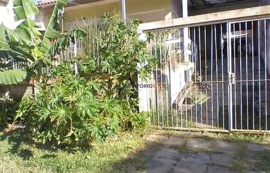 Imagem: A casa possui 2 Dormitórios, 2 Banheiros, 2 Vagas na garagem