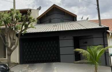 Imagem: A casa possui 3 Dormitórios, 3 Banheiros, 2 Vagas na garagem