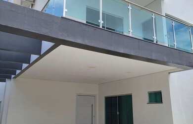 Imagem: A casa possui 3 Dormitórios, 5 Banheiros, 2 Vagas na garagem