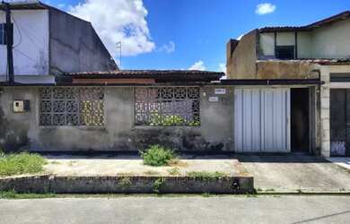 Imagem: A casa possui 4 Dormitórios, 3 Banheiros e 2 Vagas na garagem